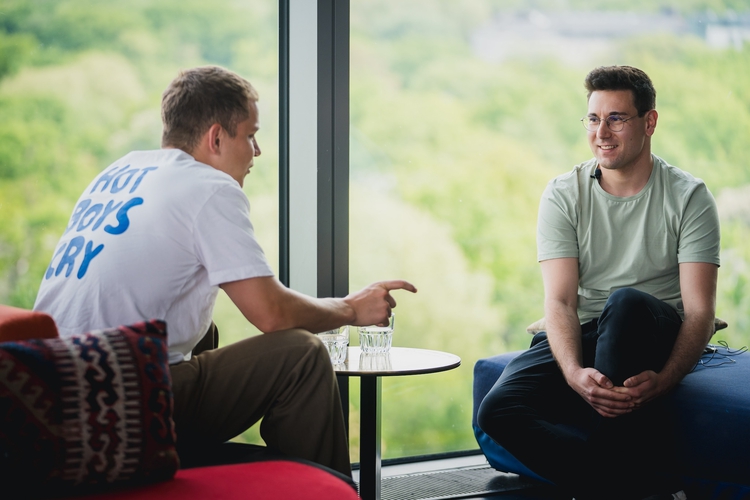 Flo im Interview mit Musiker Gregor Hägele